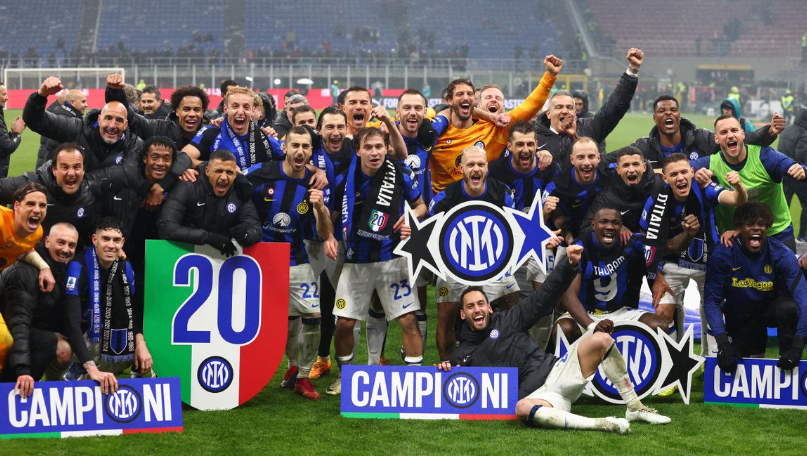 Wszyscy piłkarze Interu Mediolan wspólnie świętują zwycięstwo